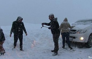 Artvin’de kar nedeniyle yolda kalan vatandaşlar...