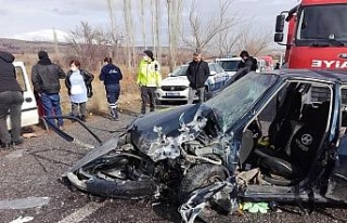 İki araç çarpıştı: 5 yaralı