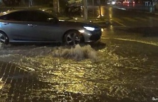 İzmir’de sağanak yağış nedeniyle caddeler göle...