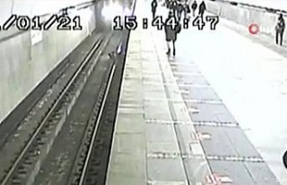 Moskova’da metro raylarına düşen çocuk ölümden...