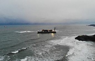 Riva’da karaya oturan geminin son hali havadan görüntülendi