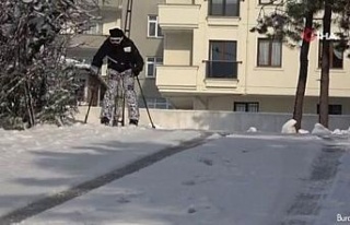 Sokakta kayak malzemeleri ile kar keyfi