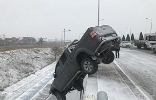 Yoldan çıkan kamyonet köprüde asılı kaldı