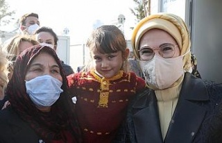 Emine Erdoğan, İzmir’de depremzedelerle bir araya...
