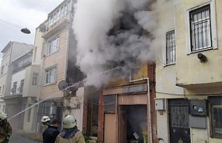 Fatih’te boş binadaki yangın korkuttu