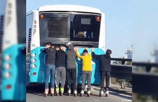 Halk otobüsünün arkasında çocukların tehlikeli...