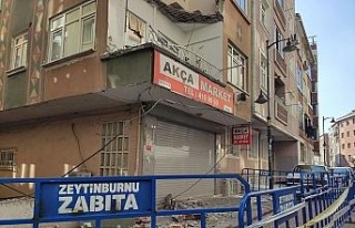 Zeytinburnu’nda binanın balkonunun çöktüğü...