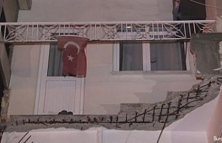 Zeytinburnu’nda bir binanın balkonu çöktü