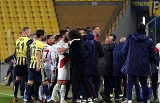 Kadıköy’de maç sonu saha karıştı