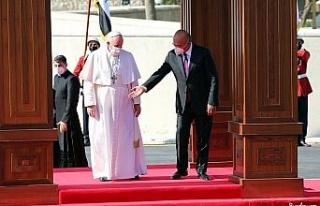 Papa Francis, Bağdat’ta resmi törenle karşılandı