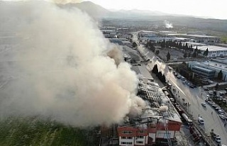 Tekstil fabrikasını saran alevler havadan görüntülendi
