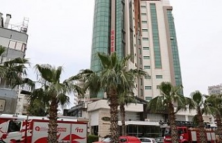 Antalya’da 11 katlı otelin çatısından çıkan...