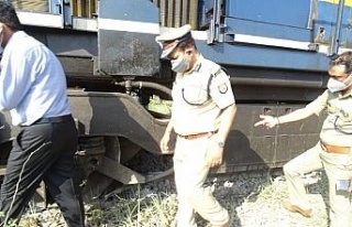 Hindistan’da yolcu treni kamyona çarptı: en az...