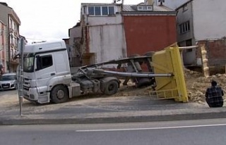 İnşaat alanından hafriyat alan kamyon devrildi