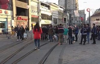 İstiklal Caddesi kısıtlamayla birlikte turistler...
