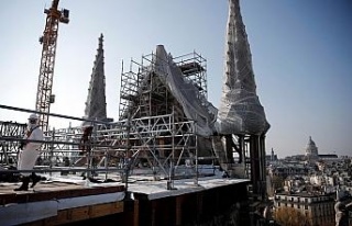 Macron, Notre-Dame Katedrali’nin restorasyon alanını...