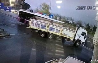 Yolcu otobüsü ile kamyonun çarpıştığı kaza...