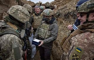 Zelenskiy, gerilimin hakim olduğu Donbass’ta askerlerle...