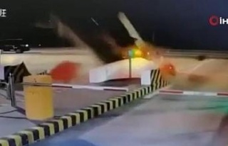 Çin’de gişelere çarpan araç havada takla attı