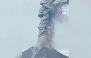 Endonezya’daki Sinabung Yanardağı duman ve kül...