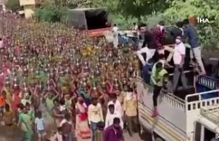 Hindistan’da yüzlerce kadın dini tören için...
