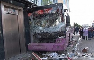 Kadıköy’de feci kaza: Direksiyon hakimiyetini...