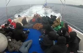 Türk karasularına geri itilen 29 düzensiz göçmen...