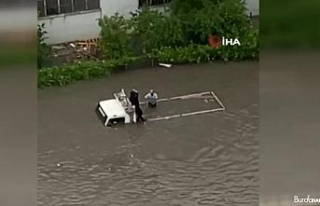 Başkent’te sel sonrası araçlar su altında kaldı
