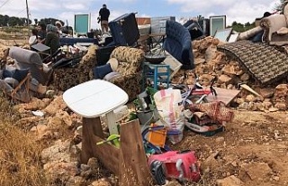 İsrail güçleri evlerini yıktı, 30 kişilik aile...