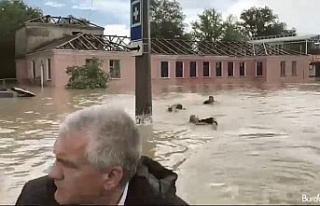 Kırım Valisi sel basan sokakları botla gezdi, ekipler...