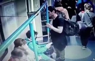 Moskova metrosunda saniyeler içinde telefon hırsızlığı