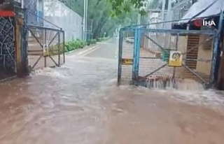 Mumbai’de şiddetli yağış sokakları göle çevirdi,...