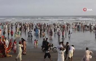 Sıcaktan bunalan Pakistanlılar plaja akın etti,...