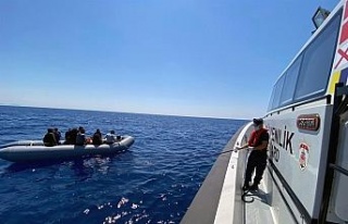 Türk karasularına itilen 10 düzensiz göçmen kurtarıldı