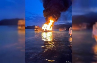 Antalya’da 17 metrelik tur teknesi alev alev yandı