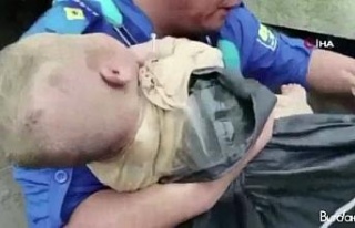 Çin’i vuran selde çöken evin altında kalan bebek...
