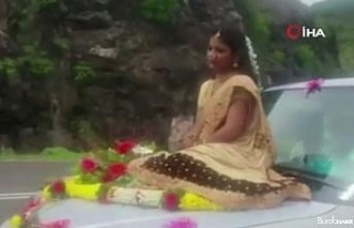 Hindistan’da araç kaputu üzerinde tehlikeli düğün...