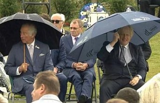 İngiltere Başbakanı Johnson’un şemsiye ile zor...