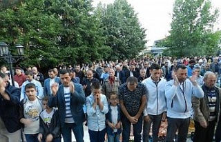 Kosova’da yüzlerce Müslüman Kurban Bayramı namazını...