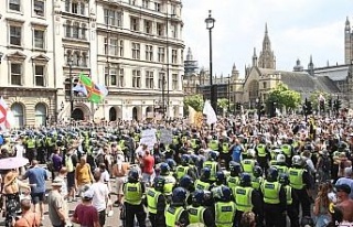 Londra’da aşı karşıtlarından protesto: 11 gözaltı
