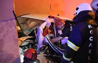 TEM’de kaza yapan otomobil telefon kulübesine girdi:...