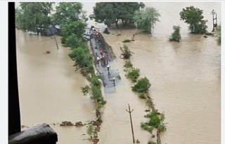 Hindistan’da sağanak yağışlar sele neden oldu:...