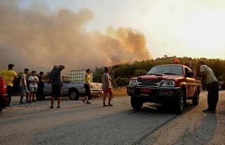 Rodos Adası orman yangını nedeniyle elektriksiz...