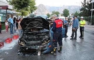Amasya’da seyir halindeki otomobil alev alev yandı