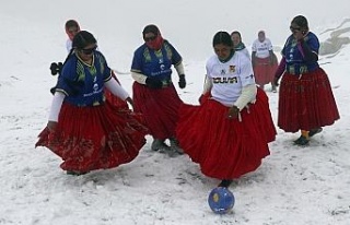 Bolivyalı dağcı kadınlardan 5 bin 890 metre yükseklikte...