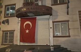 Evlat nöbetindeki aileler HDP il binasına dev Türk...