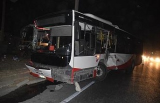 İzmir’de belediye otobüsü ile tır çarpıştı:...