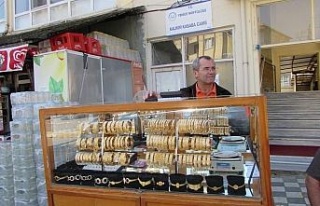 Simit satar gibi altın bilezik satıyor...40 yıllık...
