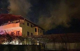 3 katlı evin teras katında korkutan yangın: Mahsur...