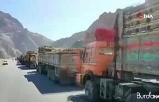 Afganistan-Pakistan sınırında uzun tır kuyrukları...